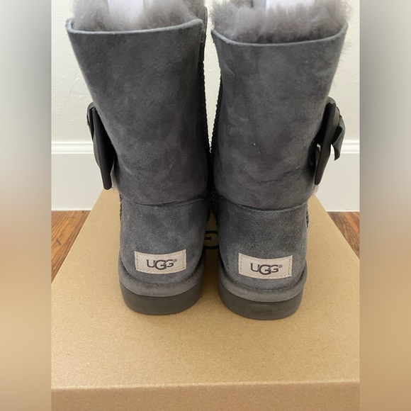 UGG Daelynn in Charcoal, Size 8 - Picture 6 of 7